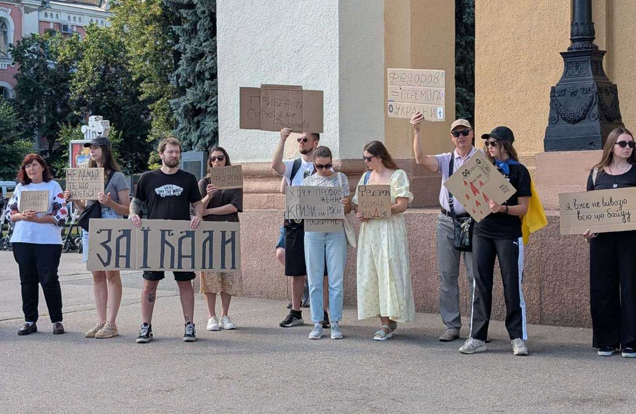 КАРТОННА РЕВОЛЮЦІЯ: ЯК УКРАЇНА ВИЙШЛА НА ВУЛИЦІ ЧЕРЕЗ ЗВІЛЬНЕННЯ ФЕДОРОВА